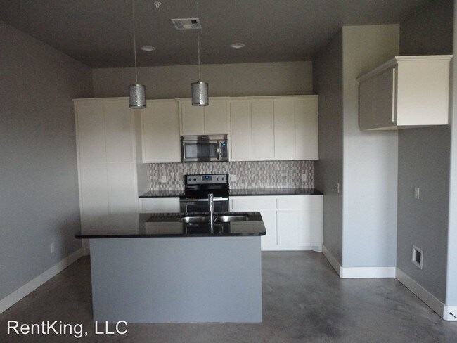 Building Photo - 3 br, 2.5 bath House - 4748 W Main St.
