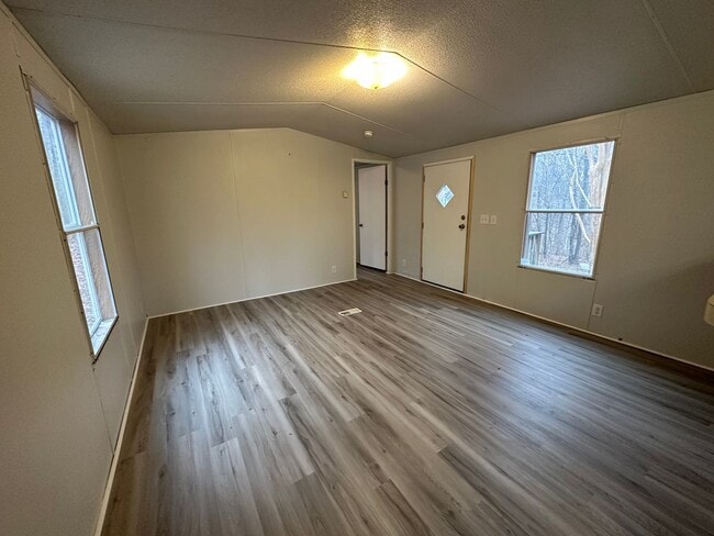 Foto del edificio - Two bedroom single wide on private lot off...