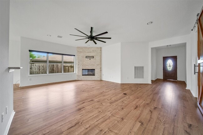 Foto del edificio - 15575 Kitty Hawk Dr