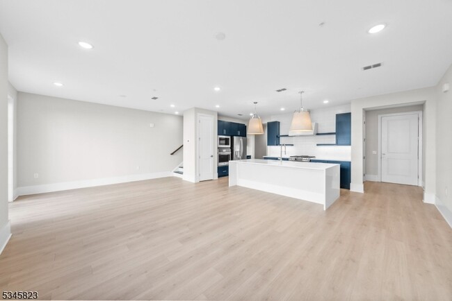 Building Photo - 106 Iris Ct