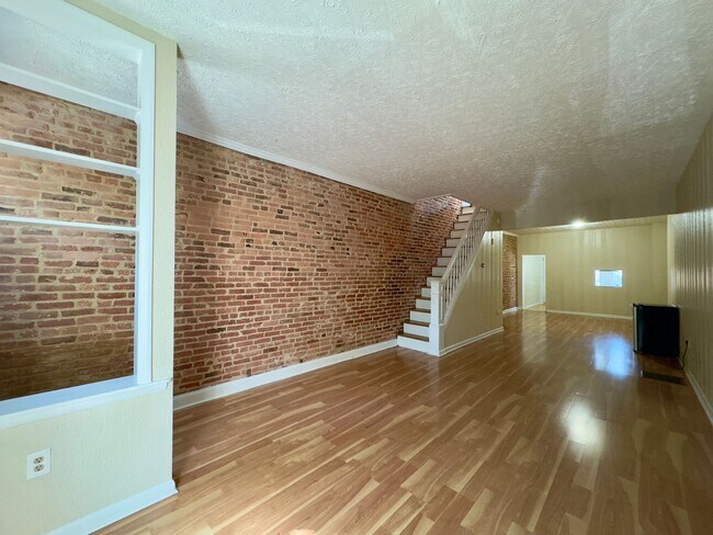 Building Photo - Bright and Airy 2 Bedroom Townhome in Patt...