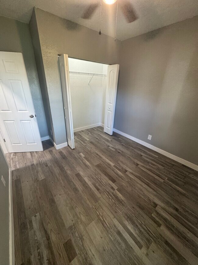 Foto del edificio - 1522 N Farmer Ave