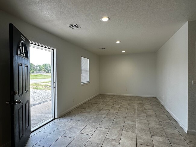 Building Photo - 3 BED 1BATH- BRAGGS, OK