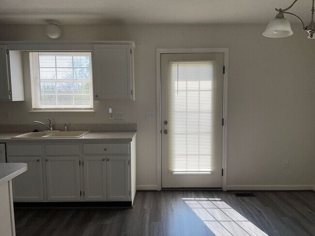Foto del edificio - Commuter Friendly Location