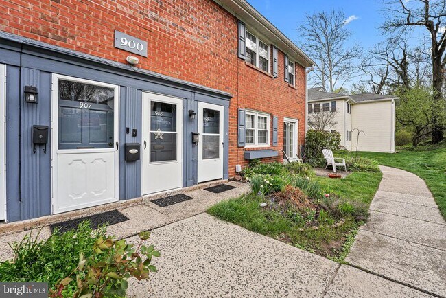Building Photo - 908 Yardley Commons