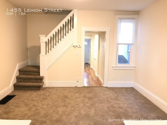 Building Photo - 5 Bedroom House in Easton