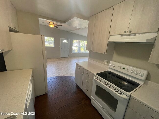 Building Photo - 303 Sharon Dr