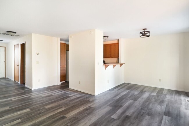 Building Photo - 3 Bed 2.5 Bath - Townhome - Close to Downtown