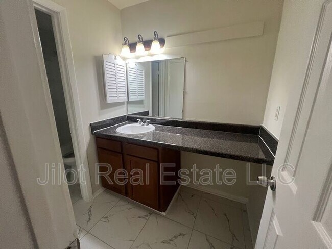 Foto del edificio - 2711 Fairlee Dr