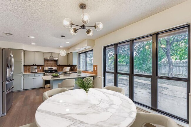 Foto del edificio - 521 Dennis Dr