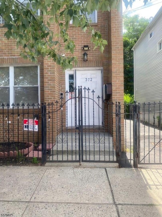 Building Photo - 372 Grove St