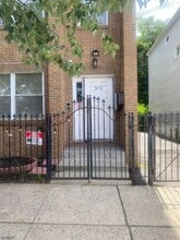 Building Photo - 372 Grove St