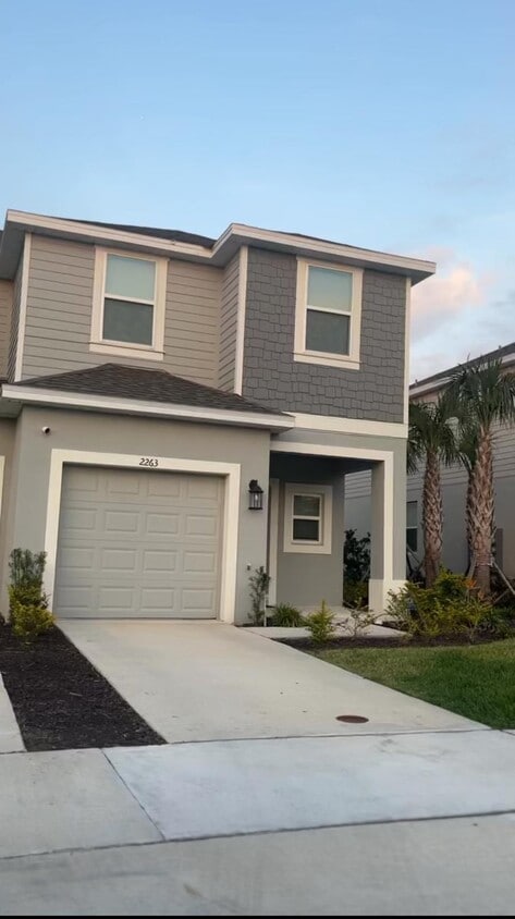Front - 2263 Portrait St