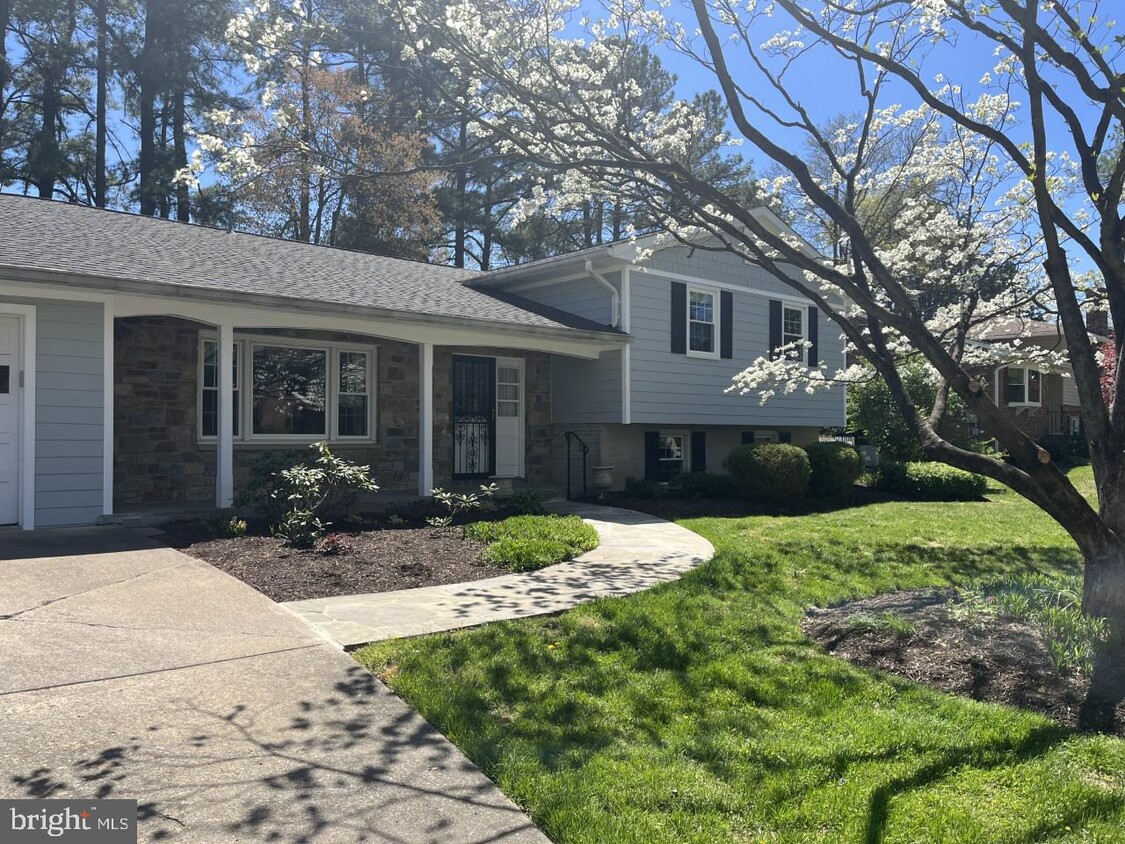 Primary Photo - 1013 Fairway Dr NE