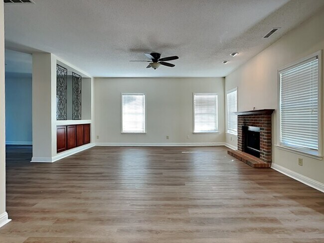 Foto del edificio - 915 Brookstone Dr