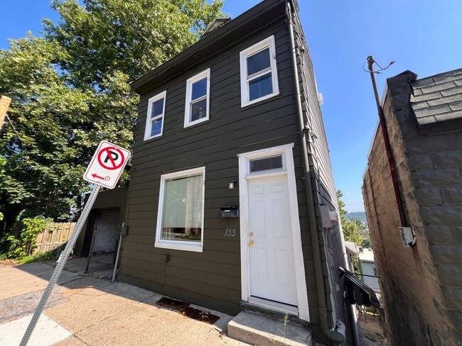 Pittsburgh - 3 Bedroom 1.5 Bathroom - Pittsburgh - 3 Bedroom 1.5 Bathroom House