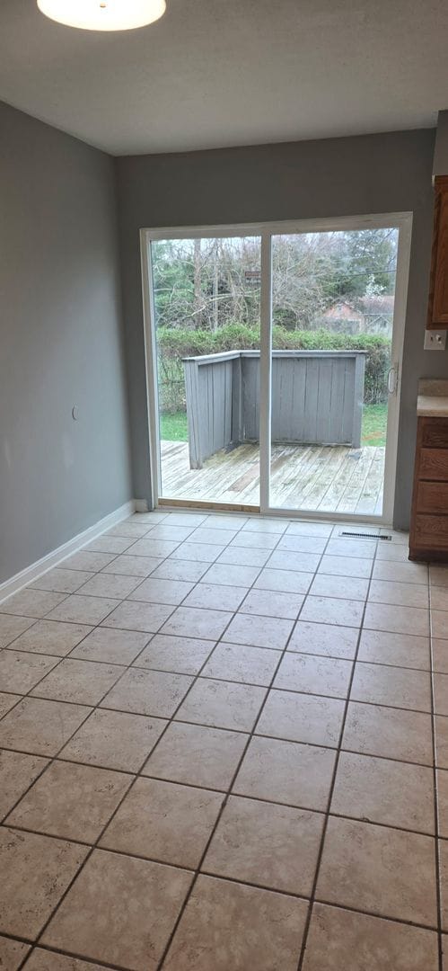 Building Photo - Spacious 3 Bedroom and 1.5 baths Duplex