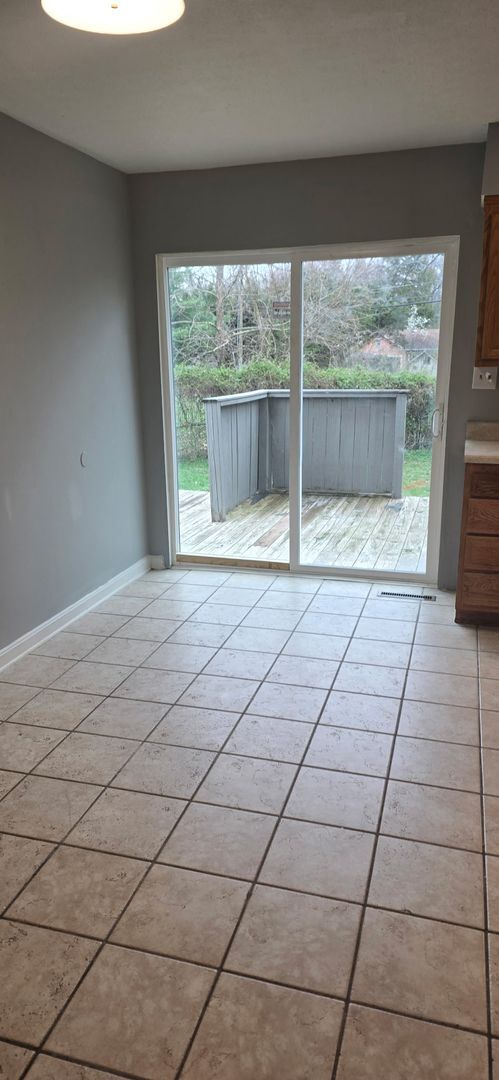 Foto del edificio - Spacious 3 Bedroom and 1.5 baths Duplex