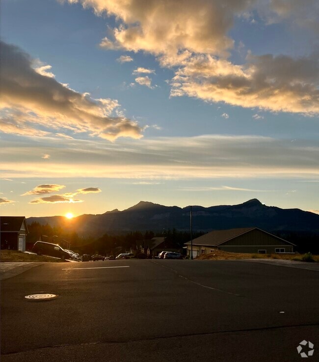 Sbabala at the Locks Pet Friendly Houses for Rent Cascade Locks, OR