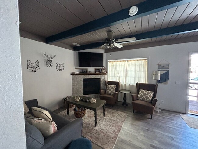 Foto del edificio - 3 bed / 2 bath furnished home.  6 month re...
