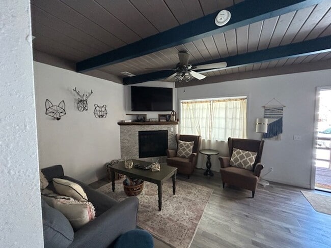 Foto del edificio - 3 bed / 2 bath furnished home.  6 month rental