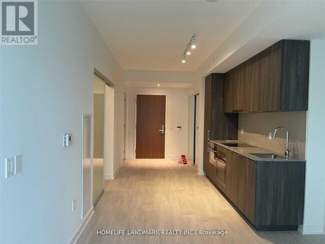 Photo du bâtiment - 15 Queens Quay E