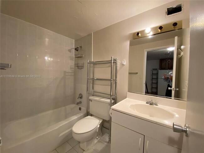 Building Photo - 801 Brickell Bay Dr