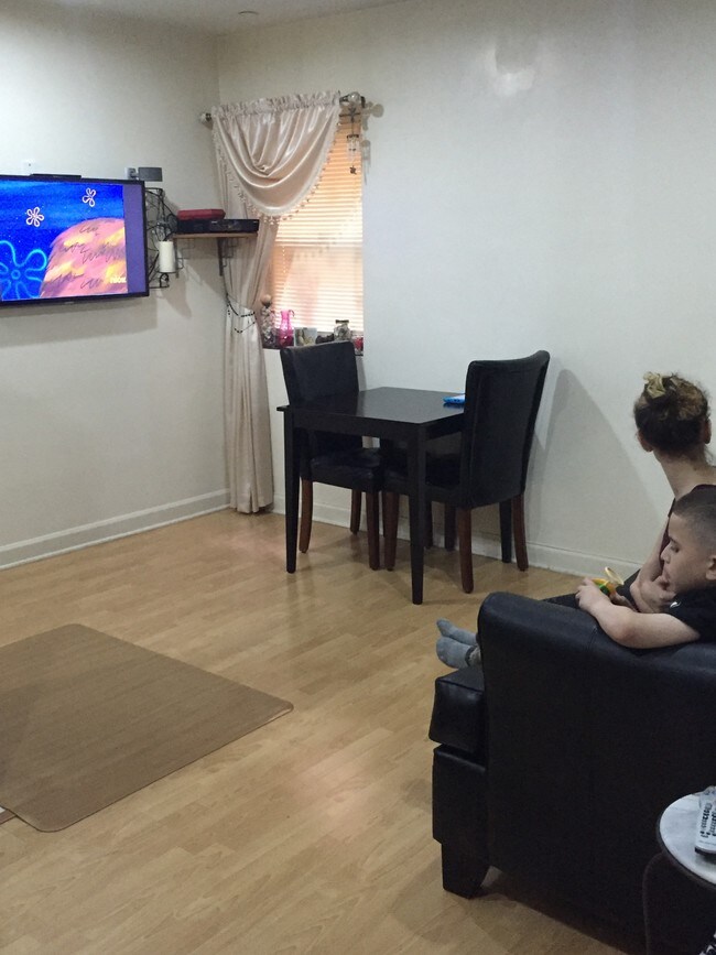 Sala de estar - 2381 Belmont Ave