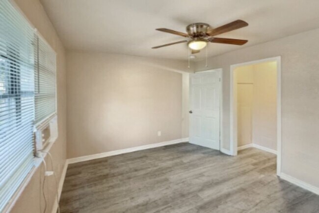 Foto del edificio - 5335 Burgundy St