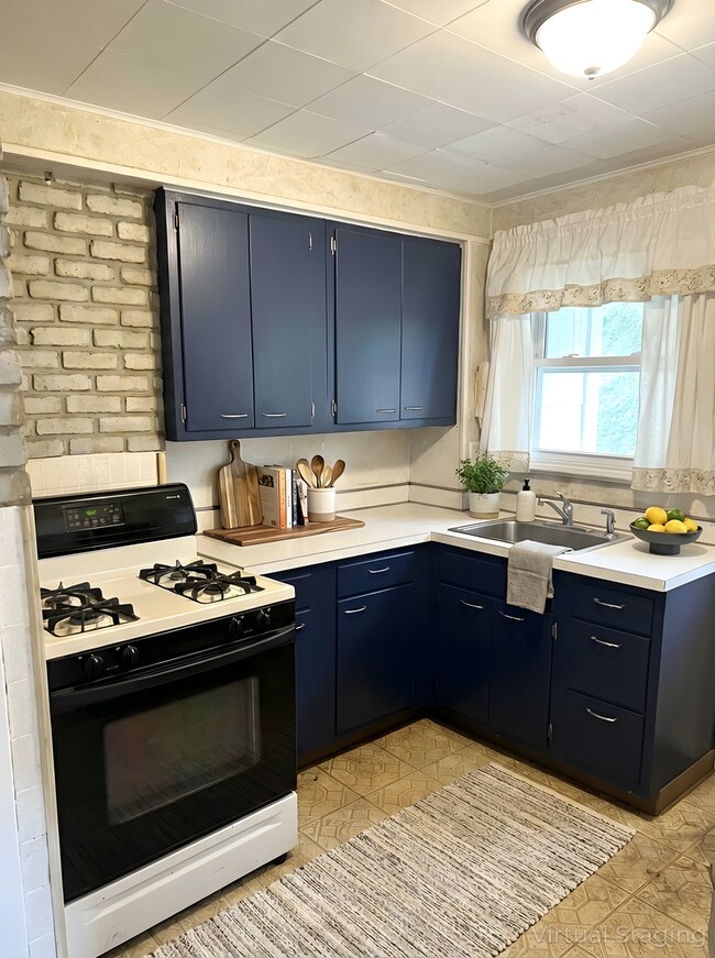 Foto del edificio - 3 Bedroom / 1 Bath End Unit Townhouse in Clairton