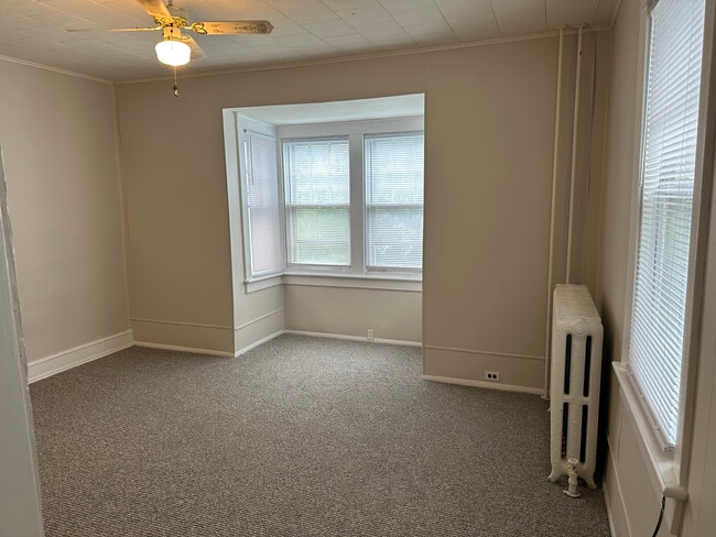 Building Photo - 637 5th Ave