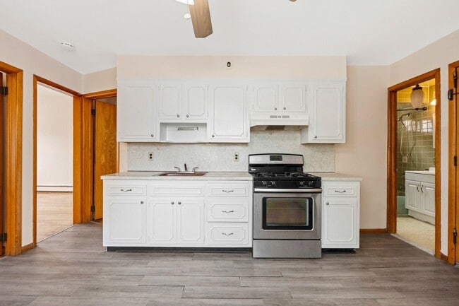 Building Photo - 39 W 51st St