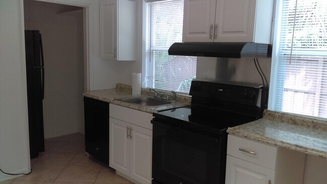 Foto del edificio - 11800 Ellison Wilson Rd