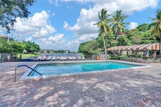 Foto del edificio - 9230 Lagoon Pl