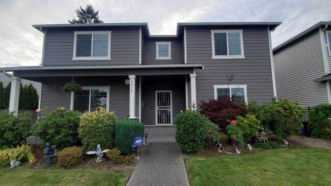 Building Photo - Charming 4 bedroom 2.5 bath Available Now!!
