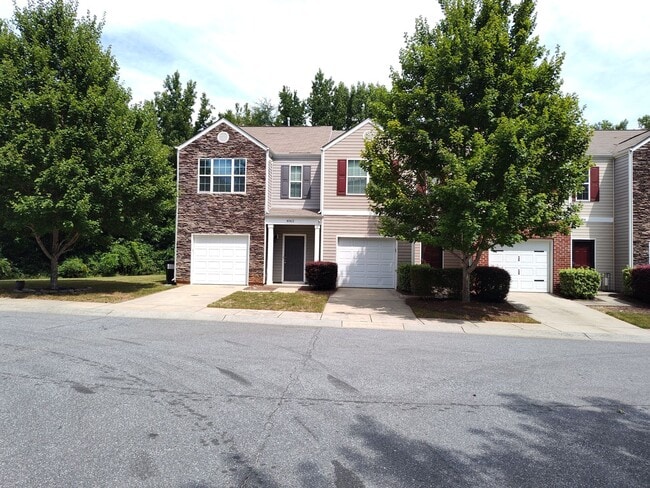Building Photo - Beautiful Townhome in Berkshire!