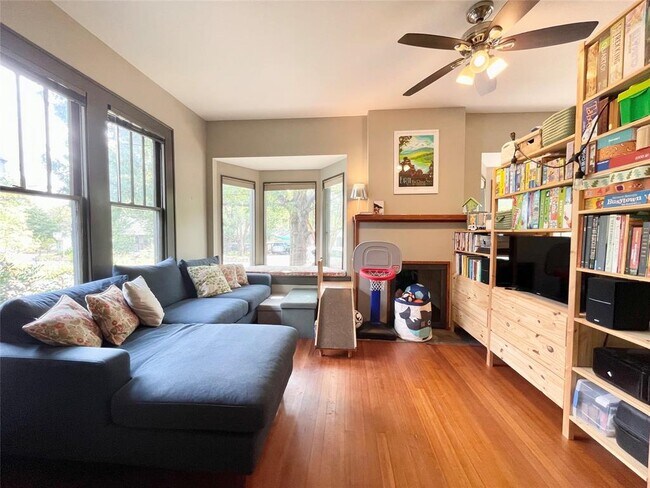 Foto del edificio - 3212 Harris Park Ave