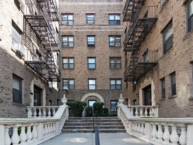 Interior Photo - Palisades Towers