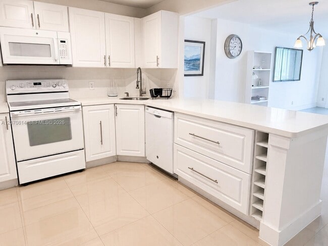 Building Photo - 1865 S Ocean Dr