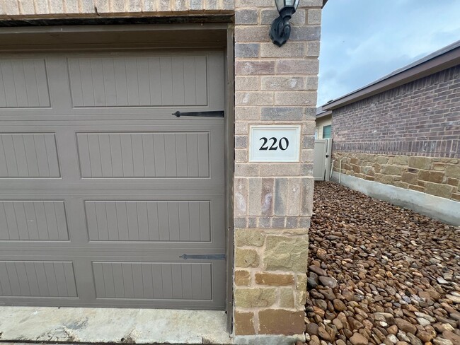 Building Photo - 3/2 Duplex in New Braunfels, TX