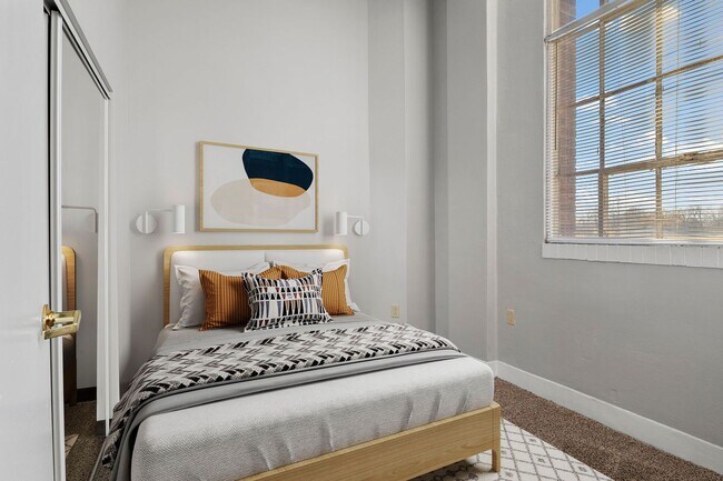 Building Photo - Spacious 2 Bedroom Apartment- Pet Friendly!