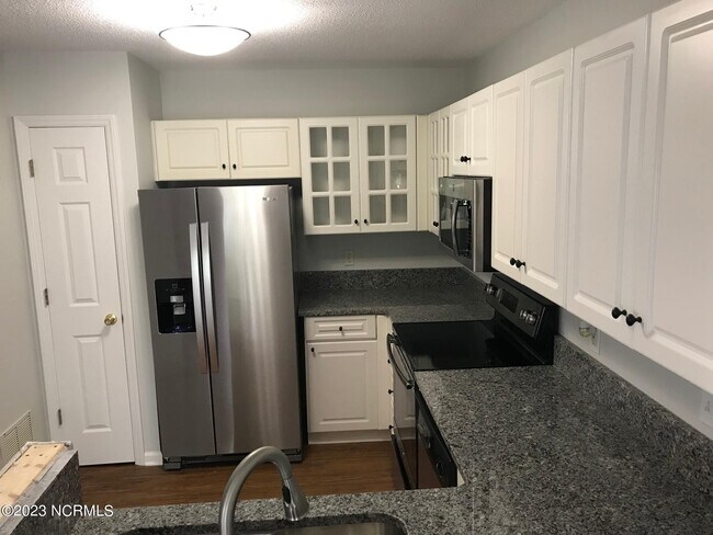 Building Photo - 4101 Breezewood Dr