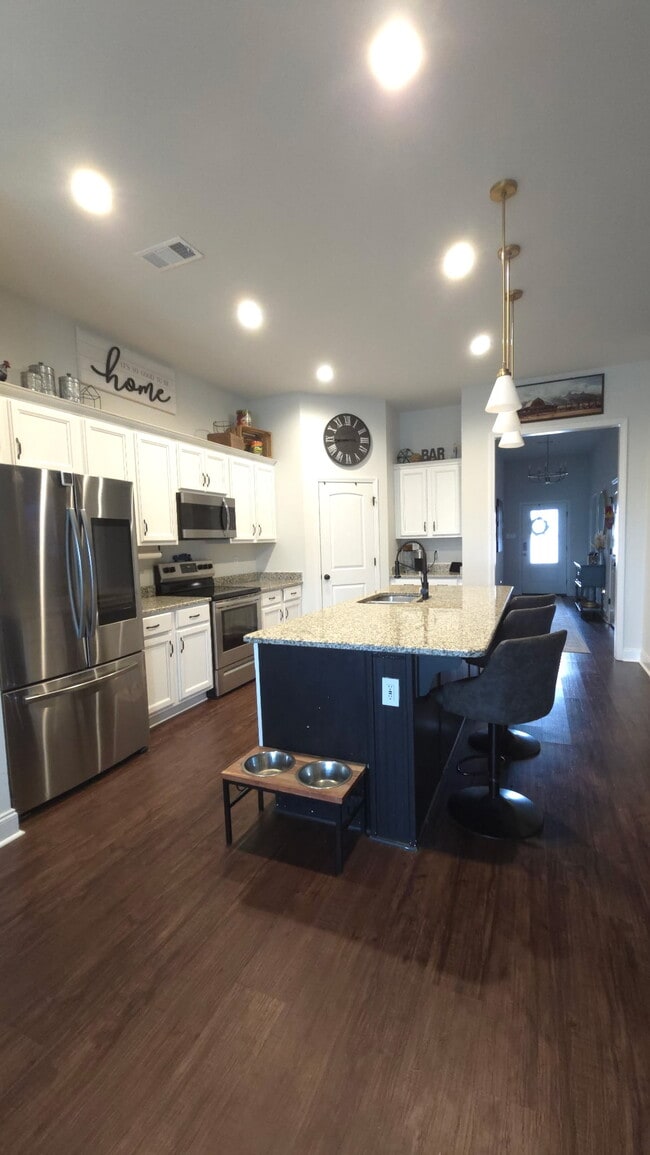 Building Photo - 23553 District Dr