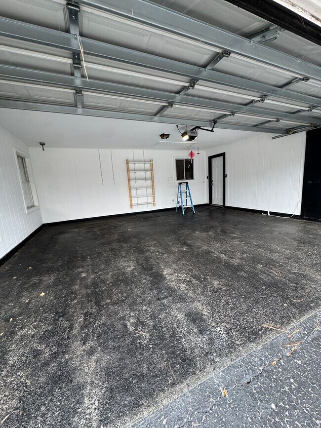 Foto del edificio - Incredible 4 Bed / 2 Bath updated Home, Available Now!