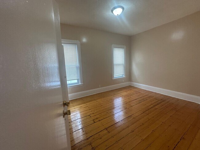 Building Photo - 94 Harrishof St