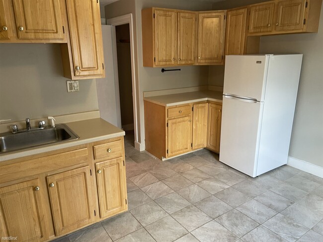 Building Photo - Studio, 1 bath Triplex - 18 Lincoln St Apt...