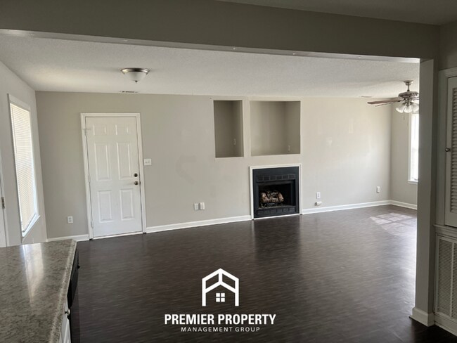 Foto del edificio - Charming 3BR/2BA Home in Huntsville | Hardwood Floors, Fireplace & 2-Car Garage