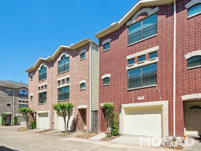 Building Photo - 2 Bedroom 2 Bath 2 Car Garage Townhome