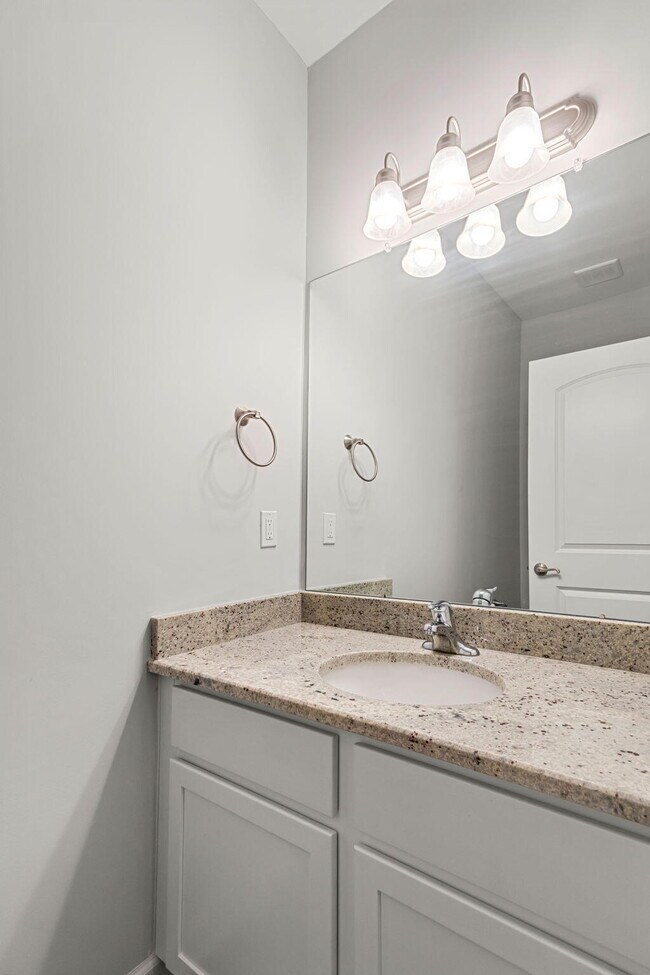 Foto del edificio - 5672 Arbor Chase Dr
