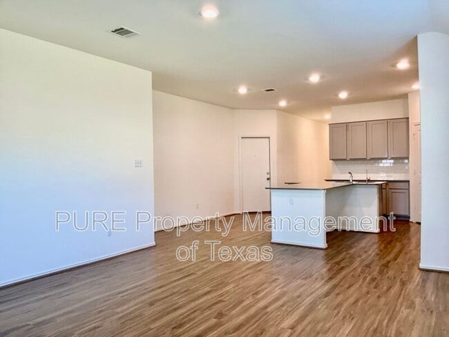 Building Photo - 101 COSMOS LN